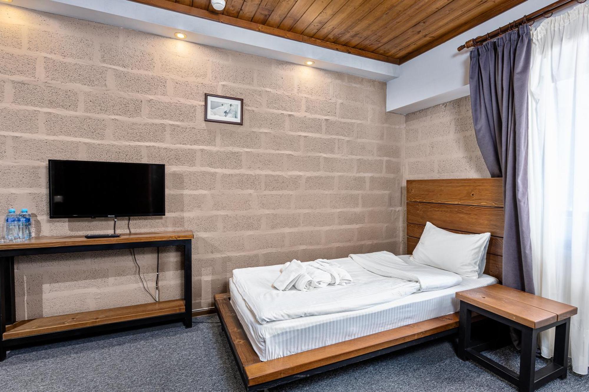 Alpine Lounge Boutique Hotel Kazbegi Habitación foto